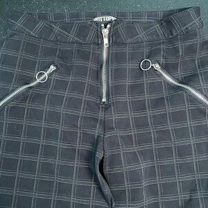 Hot Topic points knit leggings with faux zipper pockets. Size Medium.